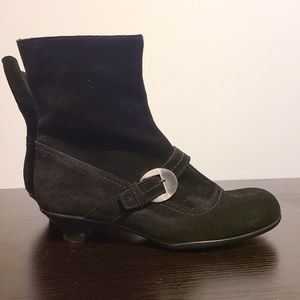 La CANADIENNE Black Suede Ankle Booties 10